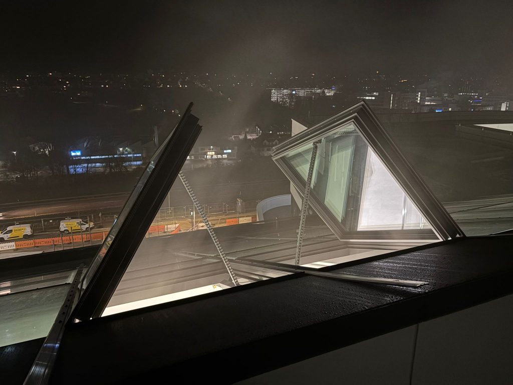 Billd 3 von Heißrauchversuch in Atrium